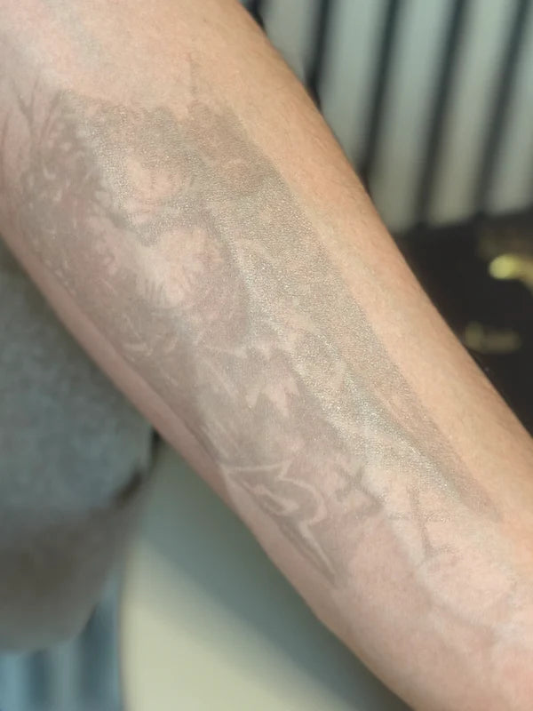 Culoarea tatuajelor temporare - nuanță deschisă la început, înainte de dezvoltare