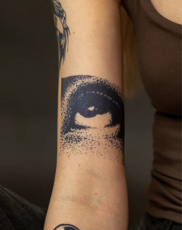 Tatuaje pentru festival și vară, model semipermanent rezistent la apă